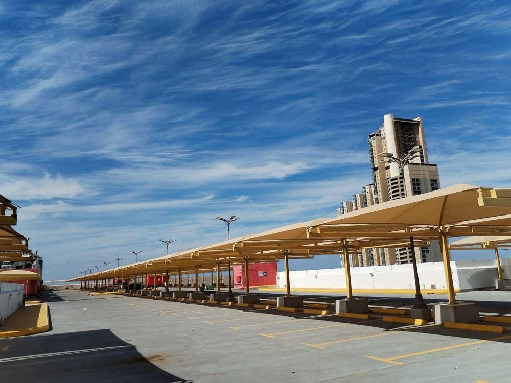 مظلات سيارات للمواقف التجارية والخاصة بتصاميم عصرية ومتانة