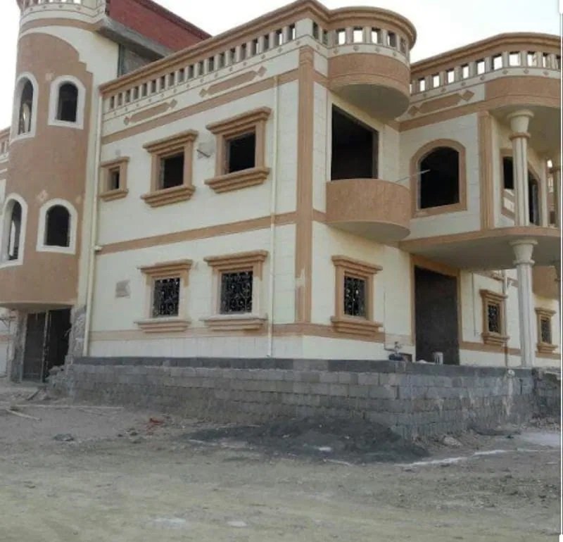 ترميم جدران مبنى متضرر